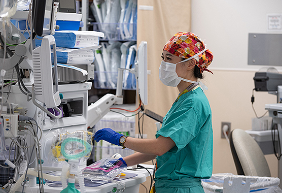 A female anesthesiologist working in a surgery room