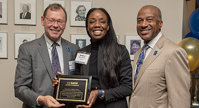 Nadine Burke Harris (M.D., ’01), California’s first-ever surgeon general, receives the School of Medicine Alumni Association’s Transformational Leadership Award