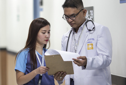 Doctor and nurse discussing a patient chart. (C) Pixabay. All rights reserved.