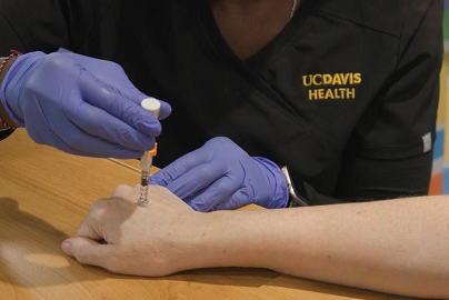 Gloved hands uses injection into hand