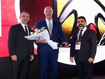 Christopher Evans receives an honor from the Turkish Association of Urooncology.