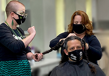 Photo of Erik Orlando Fernandez y Garcia being shaved bald. 