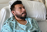 Residente en UC Davis Yesenia Ramos examina la pérdida de sensación de Saul Torres en los dedos, un síntoma del Síndrome de Guillain-Barré y una compl