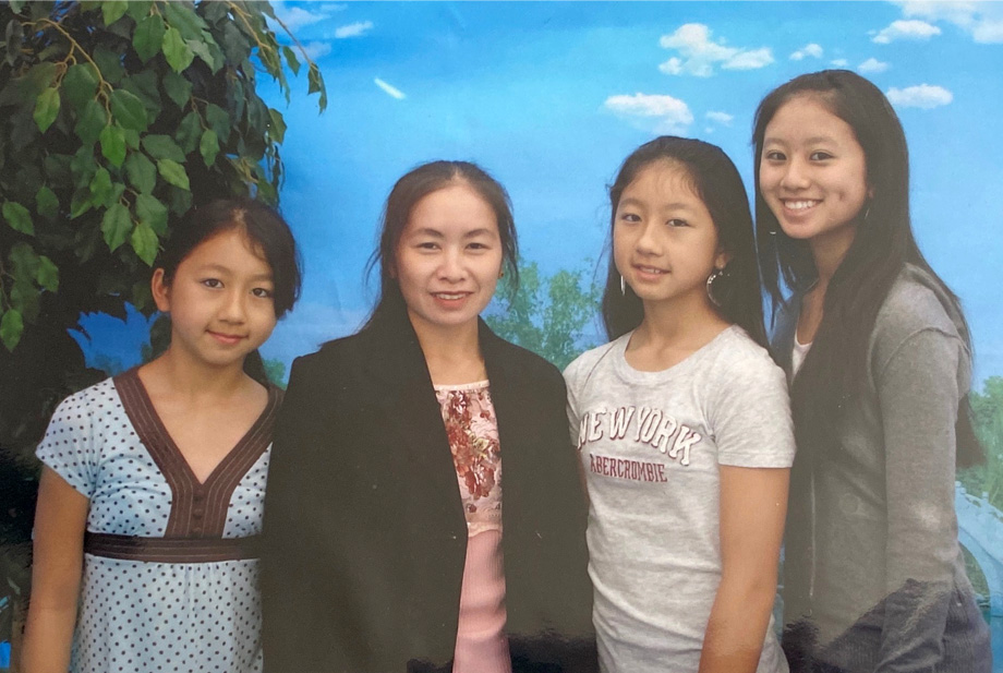Hlee Lor standing next to her mom, Mai, and her two sisters