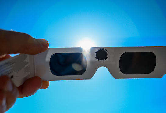 2024 güneş tutulması sırasında gözlerinizi nasıl korursunuz?