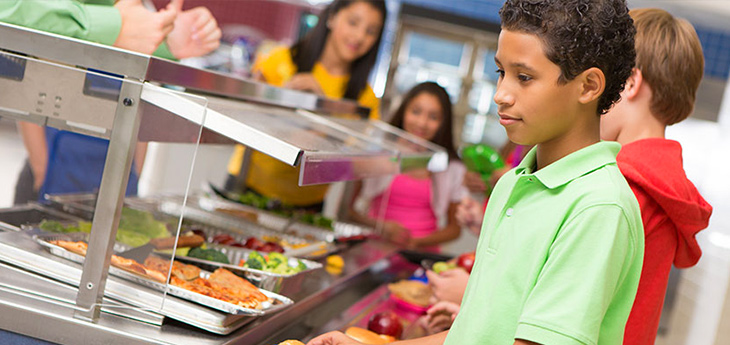 children getting school lunch