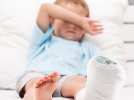 Kid in leg cast in pain