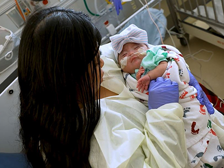 Jazmin and baby Daleyza in the NICU