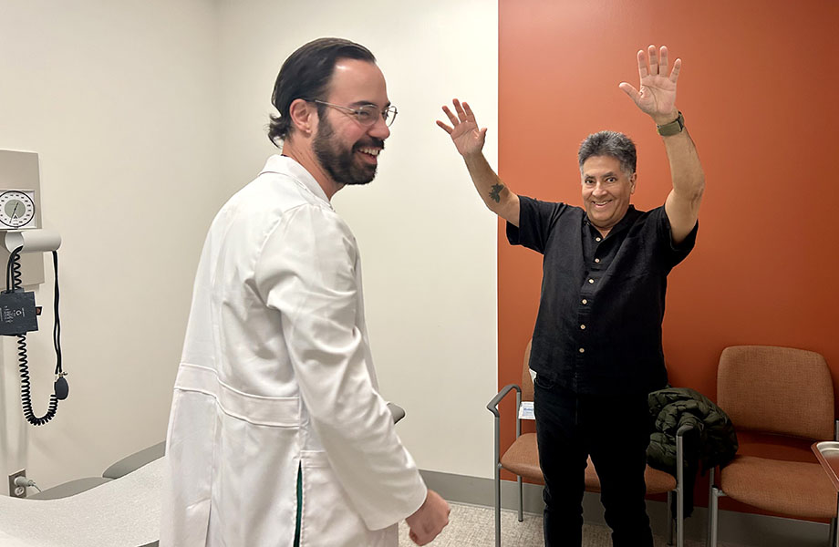 Patient smiling and orthopedic surgeon Mariano Menendez.