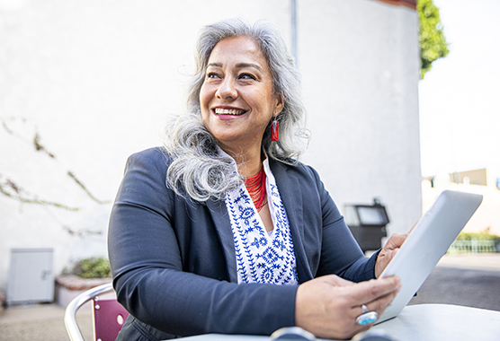 Latina businesswoman on her ipad