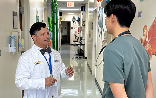 Professor Fernandez y Garcia instructs student in clinic
