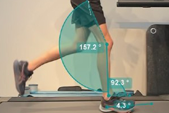 Man running on a treadmill with an overlay illustration of measurements.
