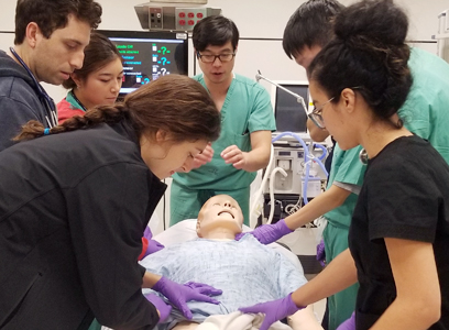 Simulation specialist Aaron Lee trains a group of medical students. (C) UC Davis Regents. All rights reserved.